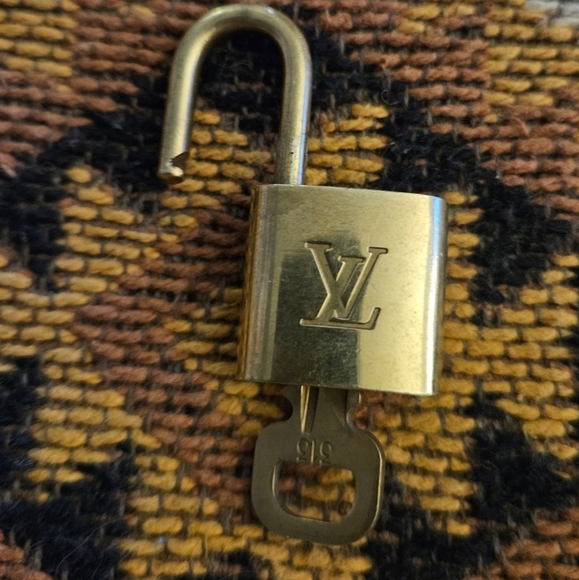 Louis Vuitton lock and key - Picture 2 of 3